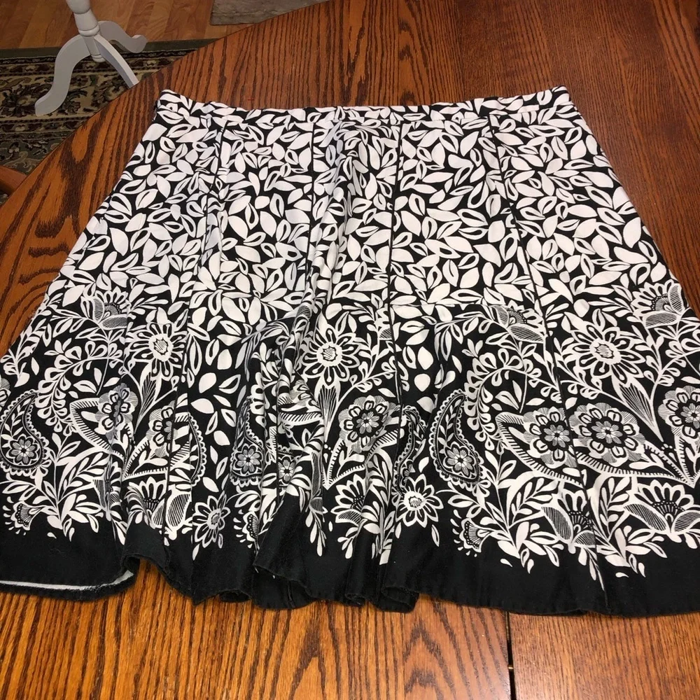 DRESSBARN WOMAN SIZE 20 W BLACK & WHITE FLORAL PAISLEY FULL SKIRT.